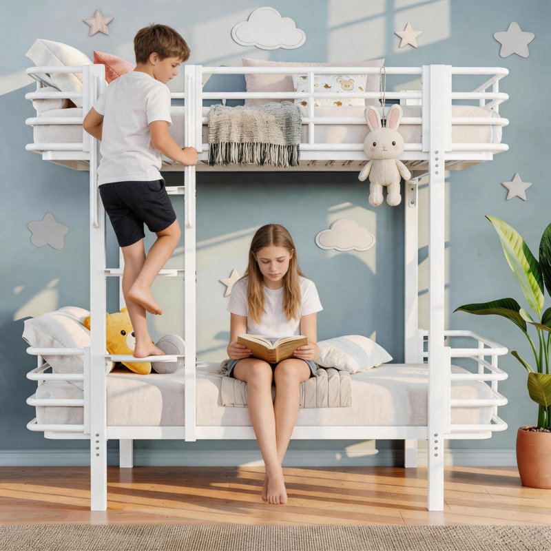 Structure de lit superposé simple au-dessus d'un lit simple en métal incurvé, lit superposé robuste avec garde-corps de sécurité, échelle robuste avec de larges marches, mobilier de chambre peu encombrant, blanc