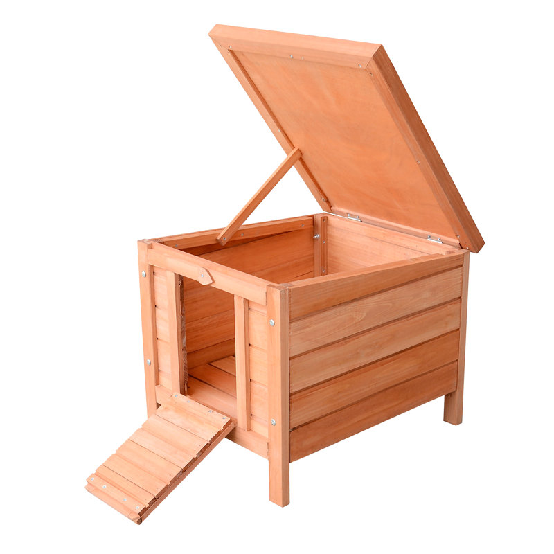 Maison de chiot en bois naturel - et l'intérieur confortable favorise la petite taille de l'animal