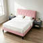Ensemble de chambre à coucher touffetée avec lit rose et 2 tables de chevet grises, sans sommier tapissier et ensemble de tables de chevet