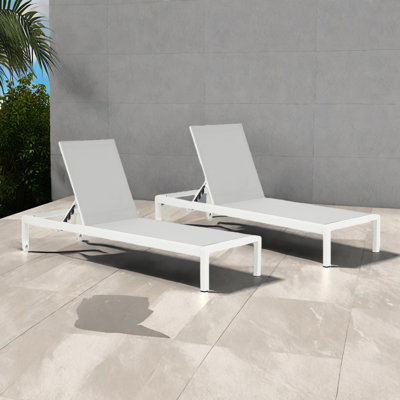Ensemble de 2 chaises longues réglables pour l'extérieur, inclinables durables au bord de la piscine avec roues, résistant aux rayons UV toutes saisons