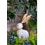 Figurine 13,8 x 6,1 x 20,9 pouces en forme de lapin en magnésium blanc avec oreilles en fer doré, parfaite pour la décoration intérieure et la présentation élégante
