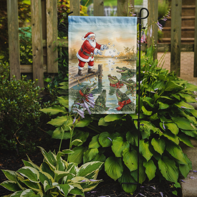 Cajun père Noël nourrissant le drapeau du jardin de Noël des Gators, Taille du jardin, Cajun Santa Feeding the Gators