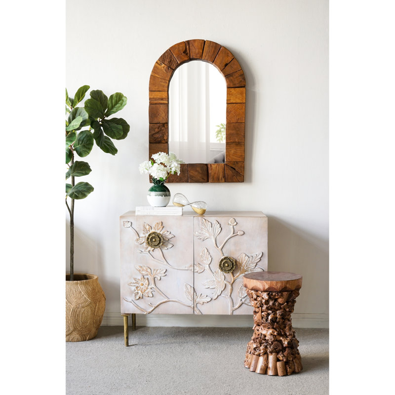 Table d'appoint brune de 30 x 30 x 48 cm, avec une base en racine d'arbre organique et une finition chaleureuse pour un style moderne.