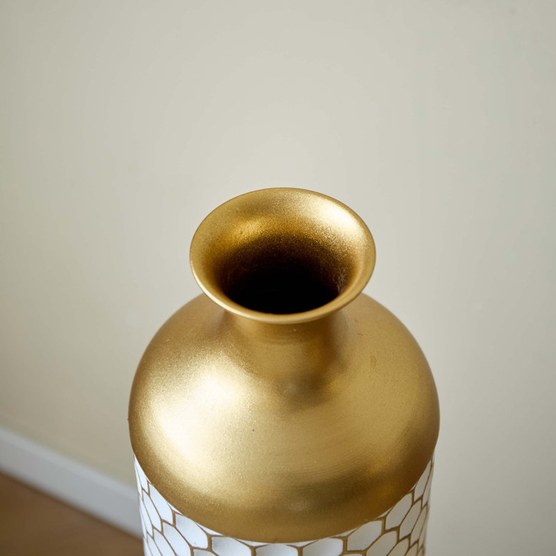 Ensemble de vases modernes en forme de gouttelettes en métal avec une finition blanche élégante, des hauteurs à trois niveaux et une surface émaillée de qualité supérieure pour une décoration intérieure élégante.