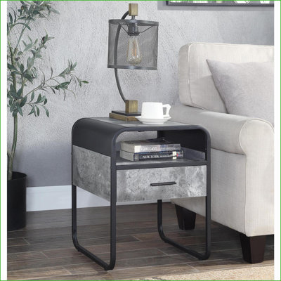 Table basse en marbre noir pour le salon avec pieds en métal doré, style moderne et élégant