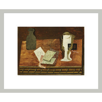 Nature morte avec une bouteille jouant aux cartes et un verre à vin sur une table par Pablo Picasso, impression giclée encadrée