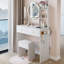 Table de coiffeuse à miroir DEL avec tabouret rembourré, 2 prises d'alimentation CA + 2 prises USB, luminosité réglable et rangement multicouche-879616606