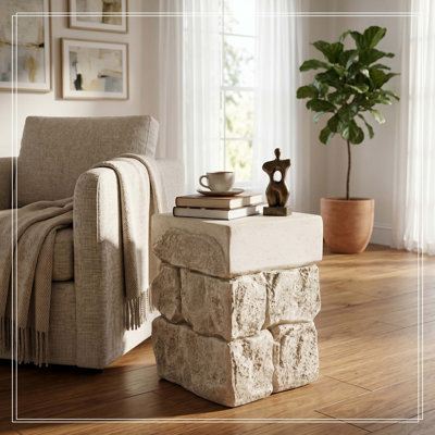 Table d'appoint beige en fausse pierre empilée MGO, table de bout décorative carrée pré-assemblée, capacité de poids de 80 lb, tabouret en pierre rustique pour l'extérieur