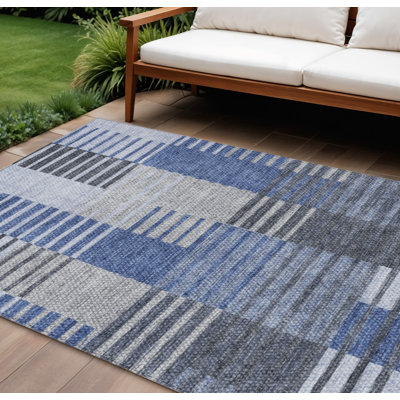 Tapis intérieur / extérieur rayé bleu et bleu marine HomeRoots 8 pi x 10 pi