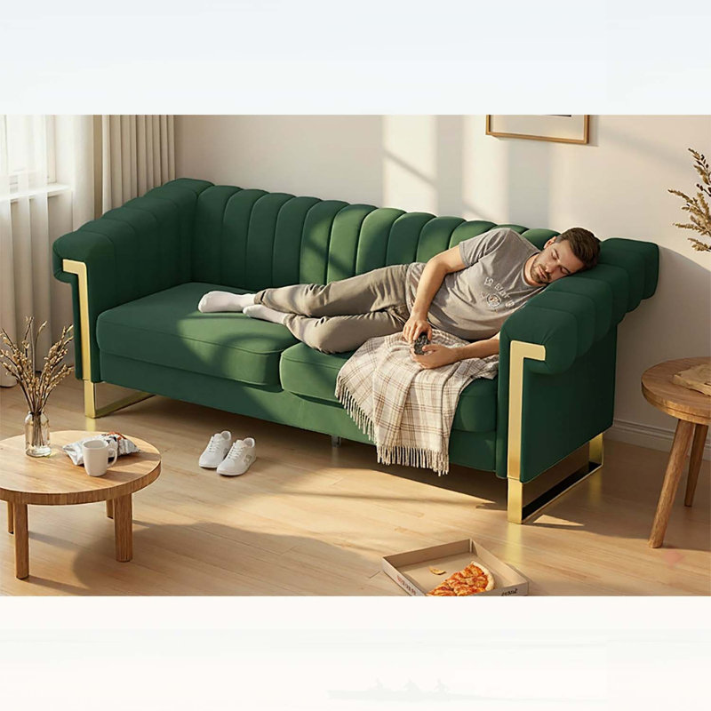 Canapé moderne en velours vert rétro avec accents dorés, revêtement capitonné élégant pour des espaces de vie élégants