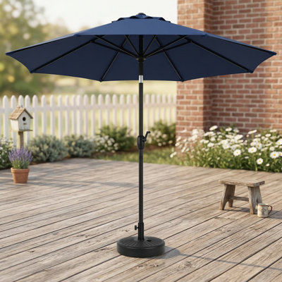 Parasol de table de patio extérieur de 9 pieds équipé d'une inclinaison à bouton-poussoir et d'une manivelle, avec 6 nervures robustes pour une durabilité sur les terrasses, les cours et près de la piscine (teinte bleu marine, base exclue)