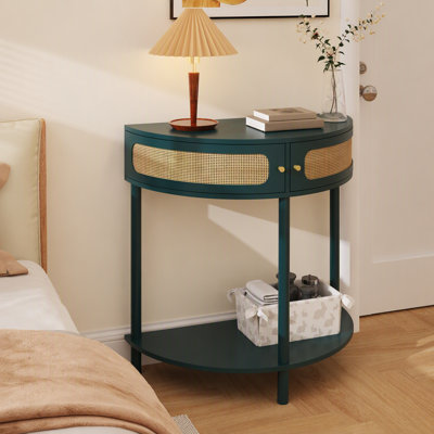 Cette console demi-lune, fabriquée à la main, présente des façades de tiroirs en rotin incurvées et finement travaillées, façonnées avec soin par des mains expertes pour une élégance harmonieuse.