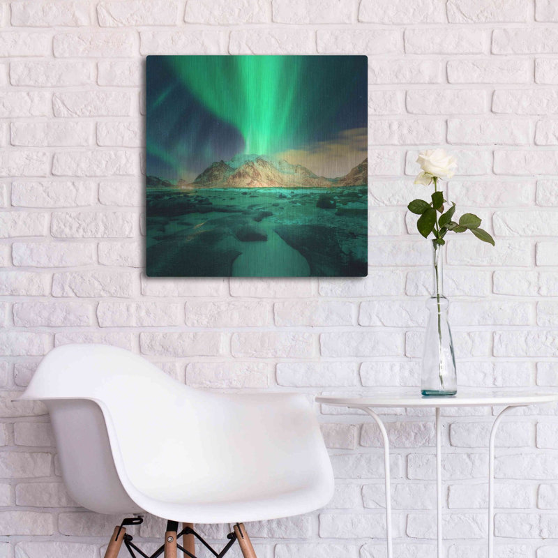 «Aurora Over Snowy Mountains» par Luxe, H 24 po x l 24 po