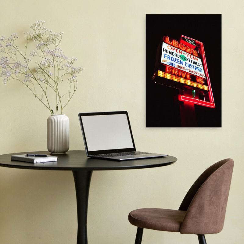 «Retro Neon Drive In Classic Retro Traditional Architecture City», reproduction d'art murale, 24" H x 16" W