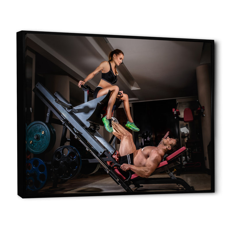 «Man Doing Leg Presses With His Trainer», reproduction sur toile, Cadre flottant noir, H 24 po x l 32 po x P 1 po