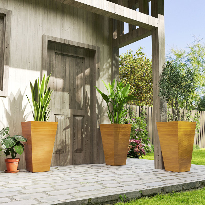 Jardinière - l 15,8 po x P 15,8 po x H 28,0 po - PE - 1 pièce - Brun - Les trous de drainage intégrés empêchent l'engorgement et la pourriture des racines