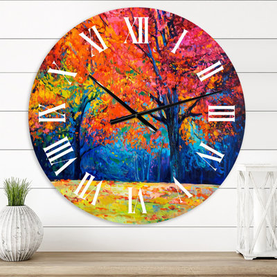 Arbre rouge vibrant dans un paysage d'automne - horloge murale traditionnelle