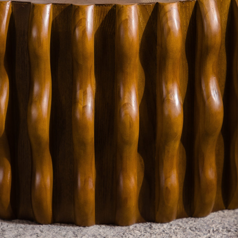 Table basse ronde moderne avec bords incurvés et rainure élégante, pratique pour la chambre à coucher, bureau - bois naturel, conception rainurée complexe, bureau, fabrication en bois massif