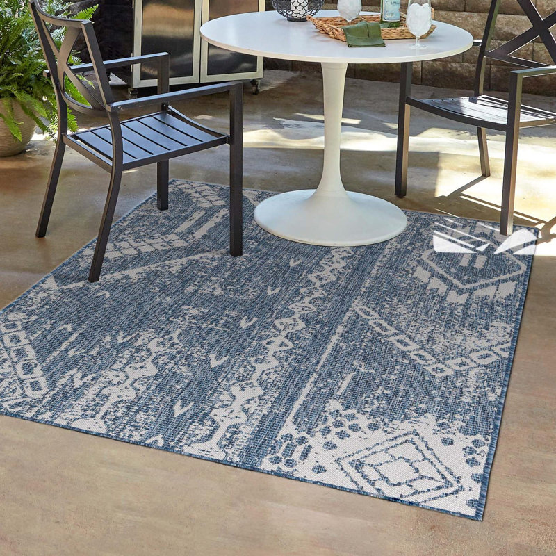 Tapis intérieur / extérieur bleu / ivoire en polypropylène tissé à la machine Bonnetta, Rectangulaire 7 pi x 10 pi