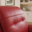 Fauteuil d'appoint moderne en similicuir rouge avec dossier capitonné, accoudoirs coussinés et siège rembourré moelleux-74894301