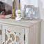 Armoire de rangement autoportante autoportante, buffet en MDF, portes sculptées en miroir en acrylique, tablette réglable, comptoir spacieux, sangles anti-basculement, assemblage facile dans la cuisine du couloir du salon