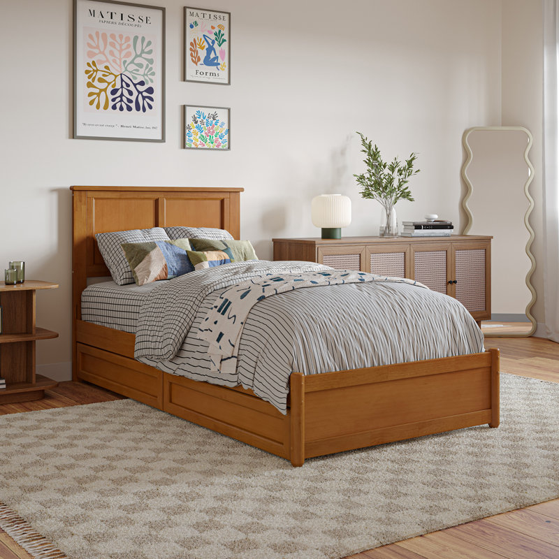 Lit plateforme avec rangement en bois massif Ashante avec pied de lit et tiroirs sous le lit, Simple TG, Caramel clair