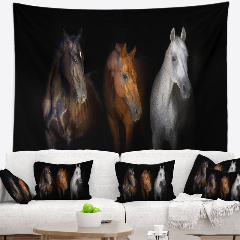 Tapisserie noire, rouge et blanche, H 68 po x l 80 po