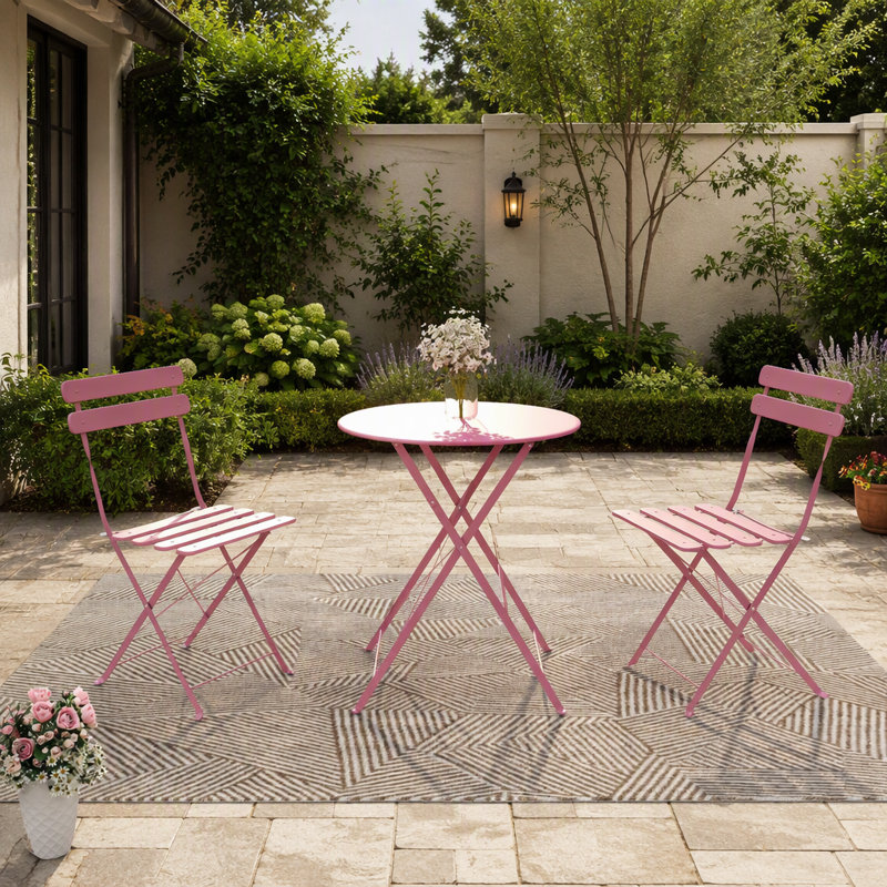 Ensemble de bistro pliant trois pièces pour patio avec chaises rembourrées et table pour se détendre à l'intérieur comme à l'extérieur.