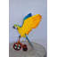 Statue de perroquet coloré Ewel chevauchant un tricycle