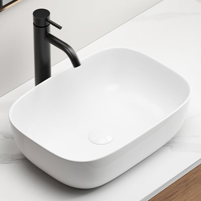 Lavabo de salle de bain rectangulaire moderne en porcelaine blanche au-dessus du comptoir, idée de design contemporain, couche de vernis à l'acide, installation simple vasque ovale élégante et pratique, glacis à impact, installation sans effort