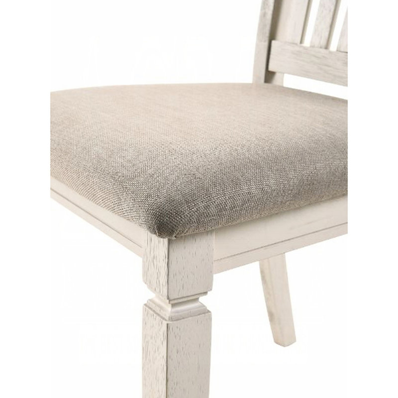 Dossier à lattes crème de 2 chaises de salle à manger avec tissu brun clair, assise de 18 po de hauteur, profondeur de 20 po, sièges rembourrés de mousse, densité de mousse