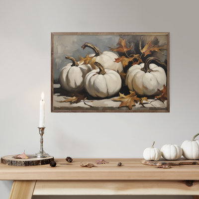 Quatre citrouilles blanches avec des feuilles
