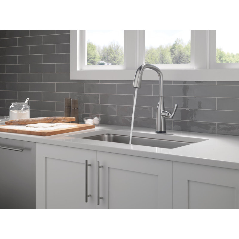 Robinet de cuisine à poignée simple sans contact Stryke avec technologie Delta VoiceIQ et avec accessoires, Acier arctique
