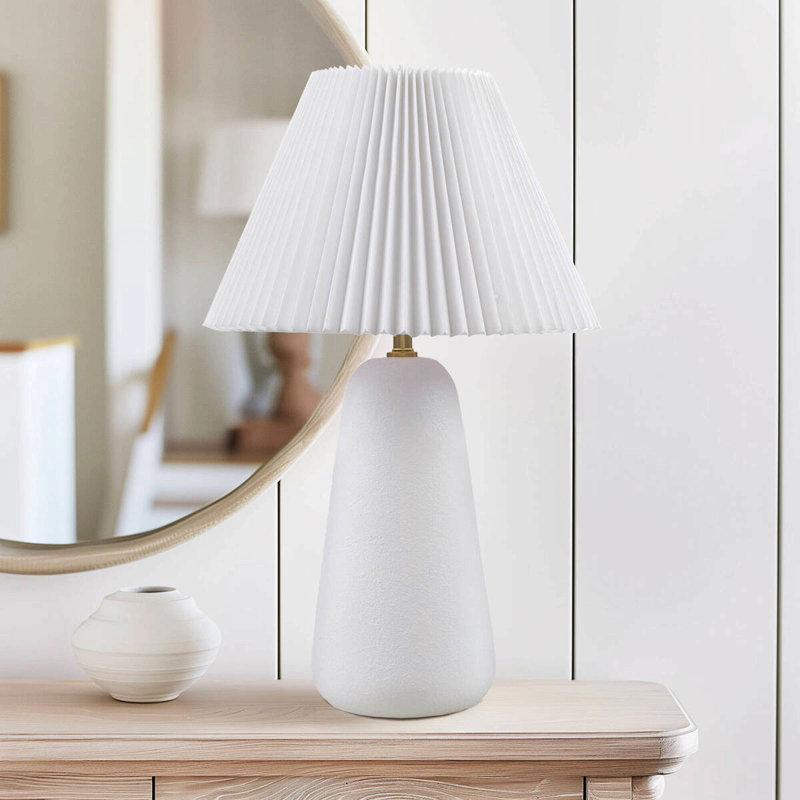 Lampe de table en céramique texturée avec abat-jour cannelé blanc Voir ci-dessous