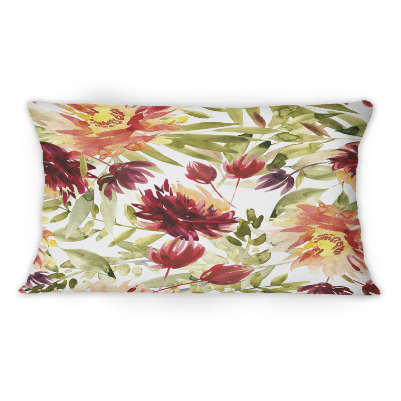 Coussin décoratif à motif de fleurs orange et rouge sur fond blanc 1