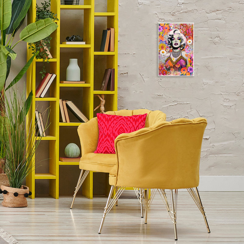 «Hippie Bedecked Marilyn» par Jess Stempel, H 15 po x l 10 po