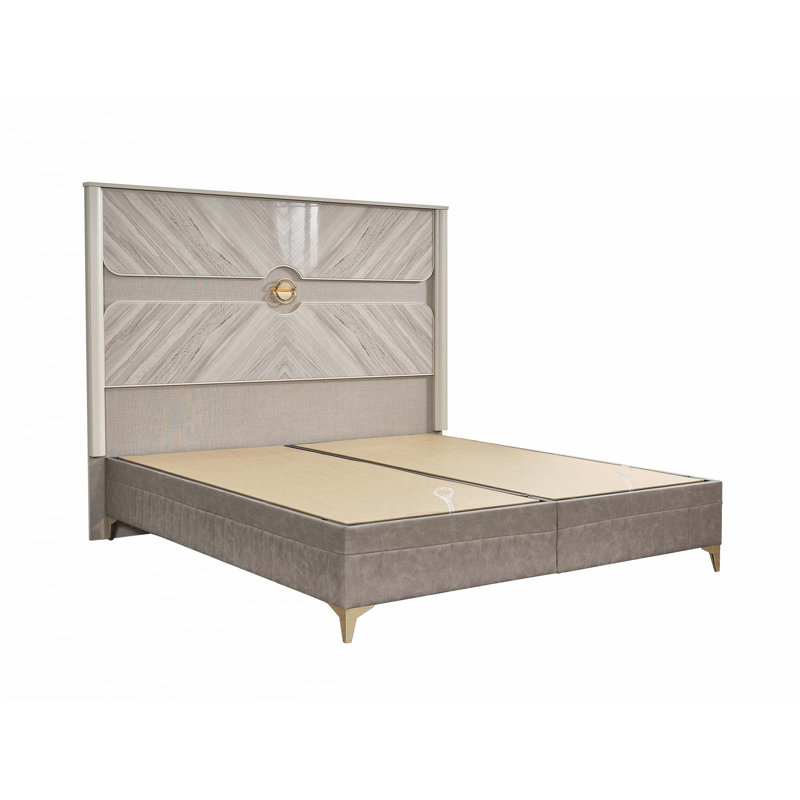 Grand lit de style traditionnel Eternity fabriqué avec des accents dorés et du bois (lit seulement)