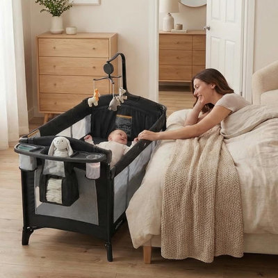 Parc portatif pour bébé 5 en 1 avec fonction berçante, table à langer, barre à jouets, roues verrouillables et filet respirant