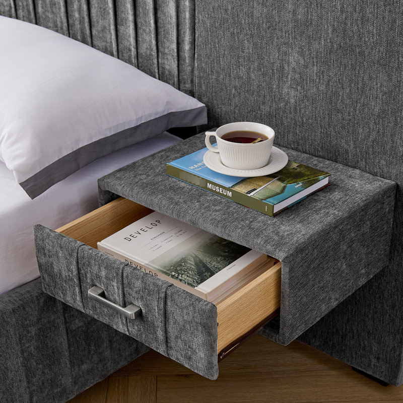 Très grand lit plateforme gris foncé, revêtement en chenille, conception plissée, table de chevet et lampes réglables, sans sommier, éclairage de lit de style minimaliste moderne, manuel - pour un look artistique
