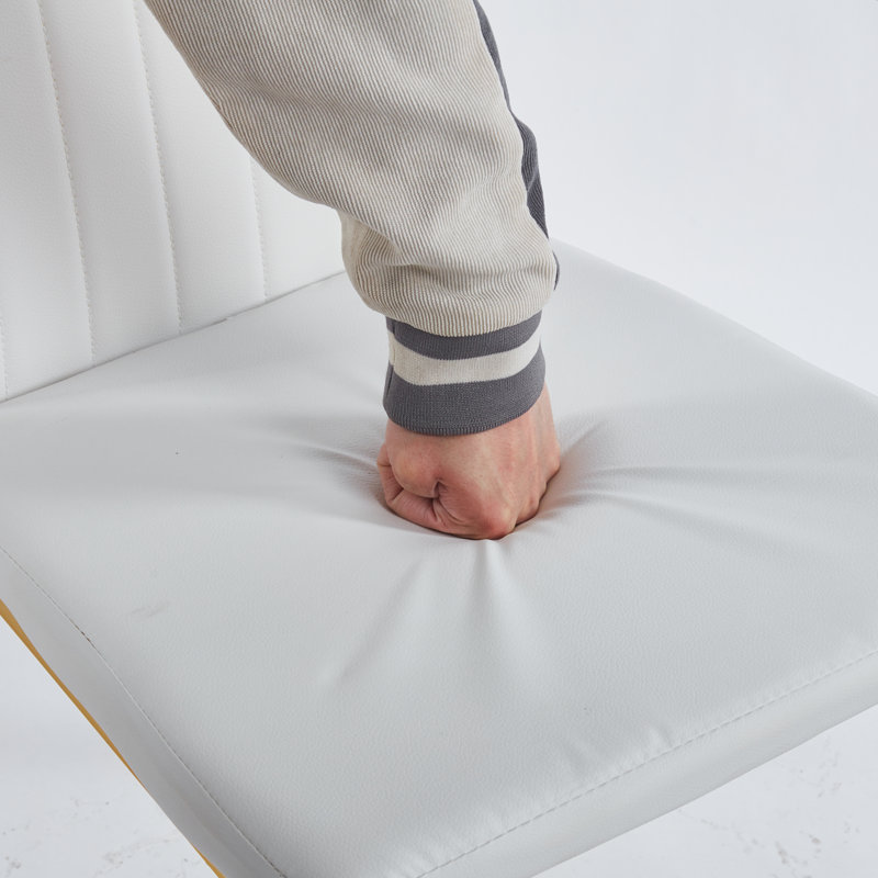 Ensemble de quatre chaises confortables et durables, idéales pour les repas, offrant une excellente solution d'assise pour les réunions de famille et les invités.