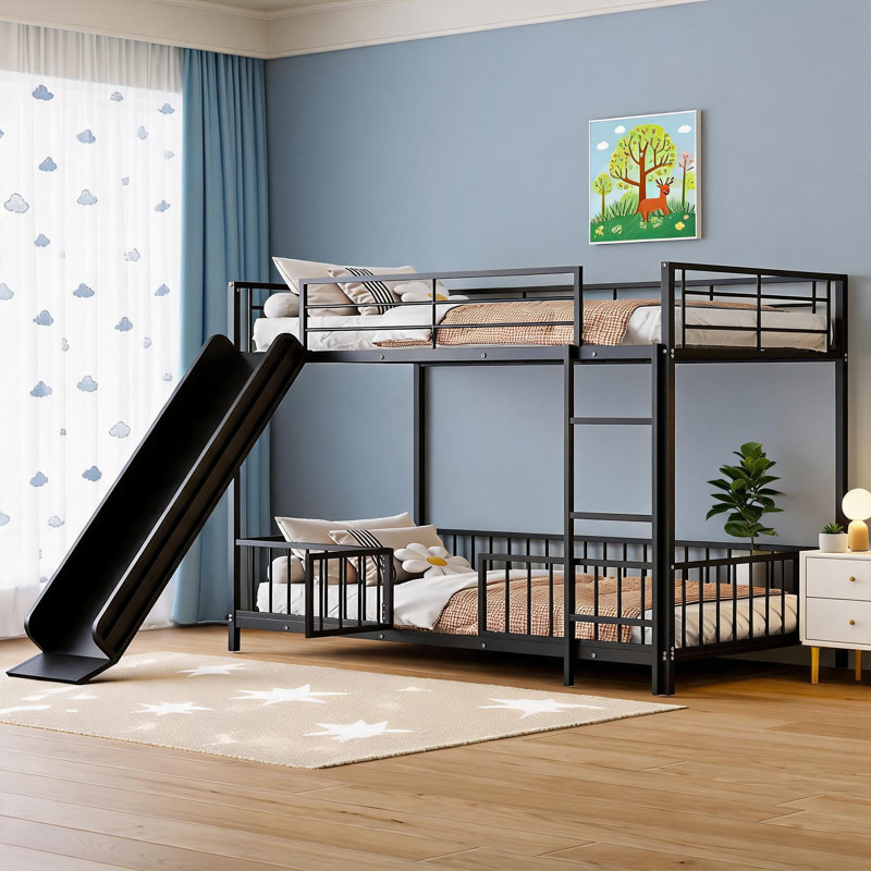Lit superposé convertible simple au-dessus d'un lit simple, structure en métal noir classique avec garde-corps et glissade pour chambres d'enfant