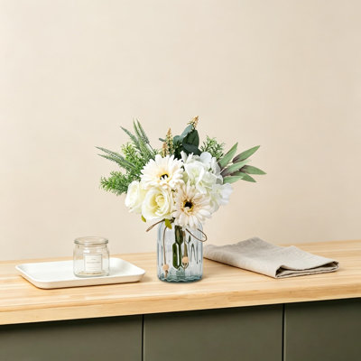 Fleurs en soie artificielle avec vase en verre, arrangement de fausse rose et d'eucalyptus pour centre de table, décoration de salle à manger (blanc marguerite)