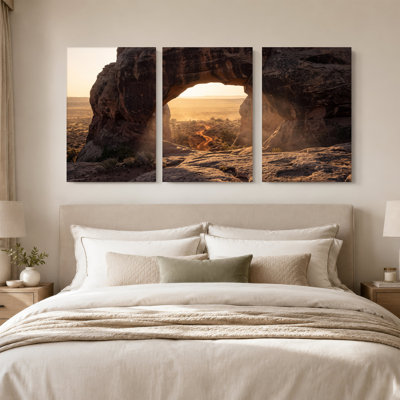 «Red Sandstone Arch Over Winding Desert Road at Sunset», ensemble de 3 toiles murales