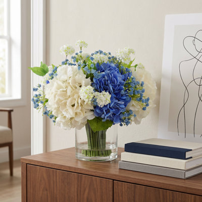 Hortensia et souffle de bébé disposés dans un vase en verre
