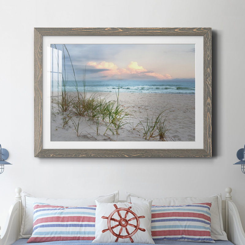 Beach Driftwood par J Paul - reproduction de cadre photo, H 31 po x l 44 po x P 1 po, Encadré gris
