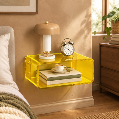 Utilisez cette petite tablette en acrylique jaune comme table de chevet flottante; Sa conception murale permet de ranger la table de chevet