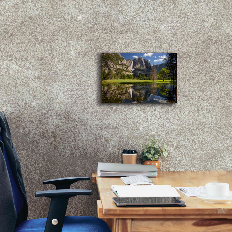 «Yosemite Falls Reflection» par Mike Jones, estampe numérique sur toile, H 12 po x l 18 po x P 0,75 po