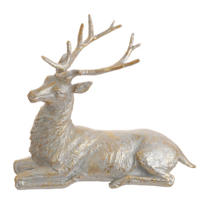Figurine en scène assis