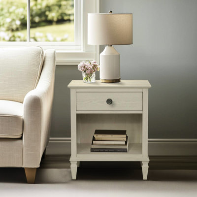 Crème antique, conception d'inspiration française, table de chevet, option de rangement ouvert, 1 tiroir, tablette, finition naturelle, détails en brosse métallique, tiroirs pleine extension, assemblage des pieds, placage de bois, contreplaqué, pieds solides