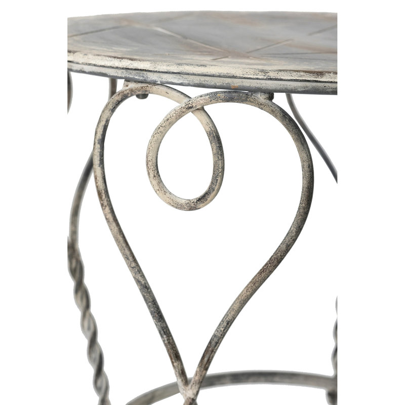 Table d'appoint ronde en fer de style campagne française (66 x 66 x 76 cm), fini argent vieilli, pieds torsadés et tablette inférieure pour petits objets. Pieds en forme de cœur. Parfait pour la décoration de terrasse.